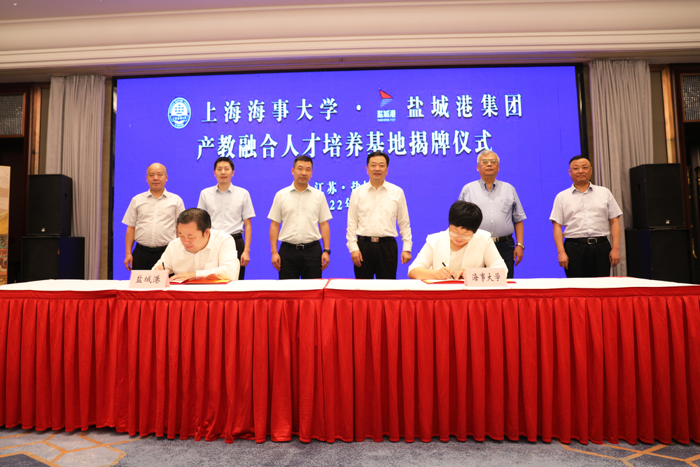 周正雄董事长、张丽娟院长签署产教融合人才培养基地建设协议