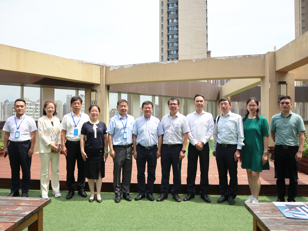 与东弘国际海事服务集团有限公司合影