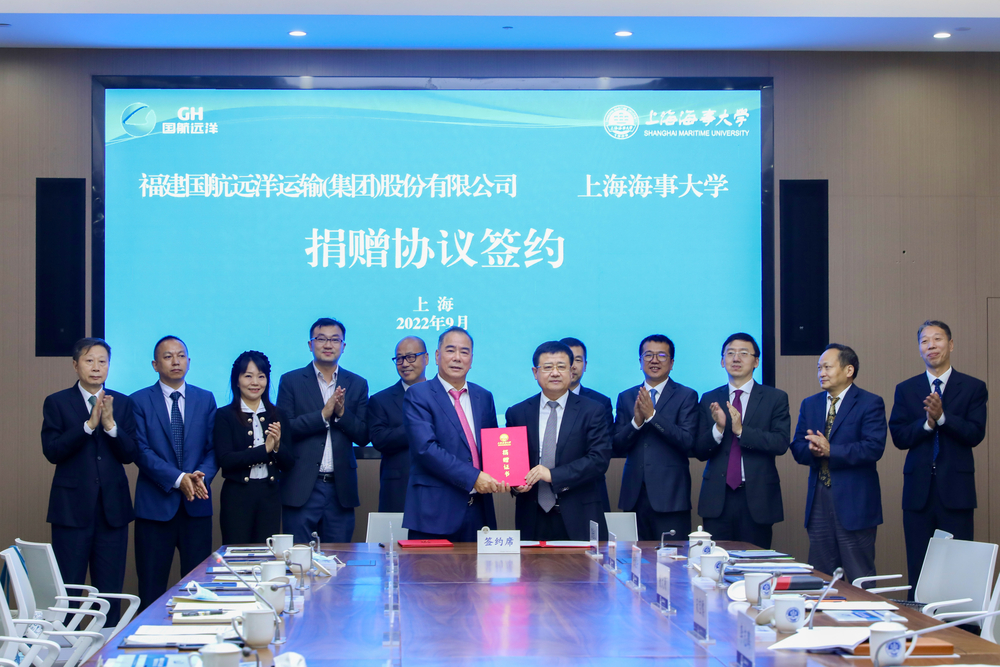 宋宝儒书记为王炎平董事长颁发捐赠证书