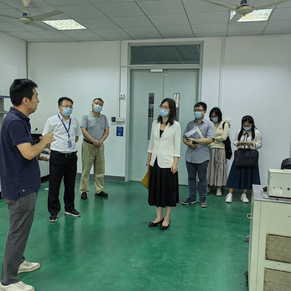 参观学校实验室