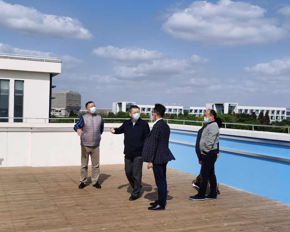 校领导检查学生服务中心施工现场（室外）