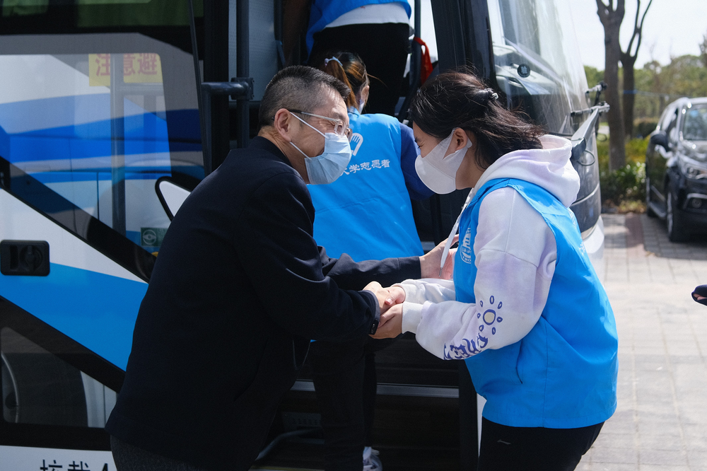 20221024001441512900.png 陆靖校长送进博会志愿者上车