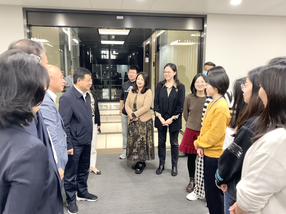 20221030082848688800.jpg 宋书记与全球捷运海大校友交谈