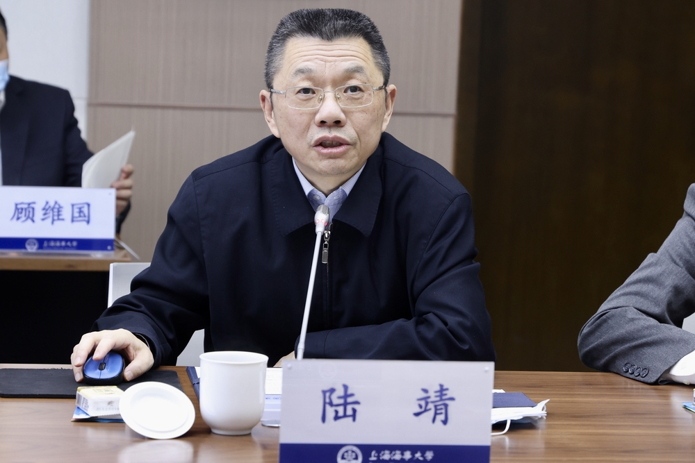 陆靖校长介绍学校情况