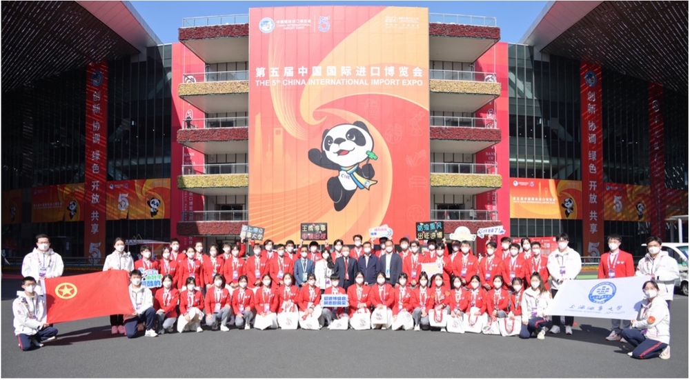 校领导与志愿者合影