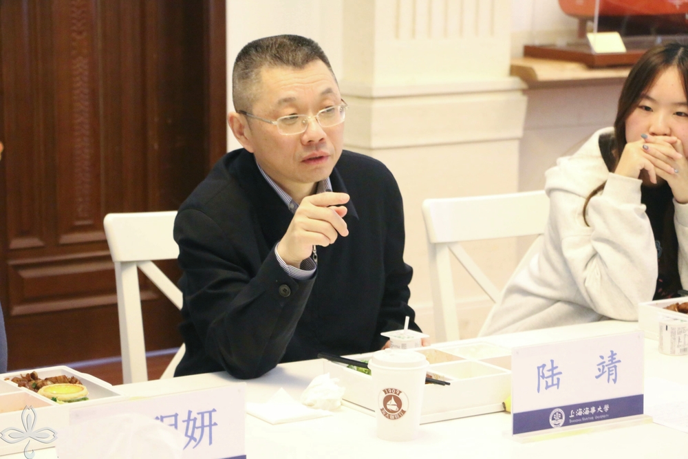 20221117133146596800.jpeg 陆靖校长与学生交流