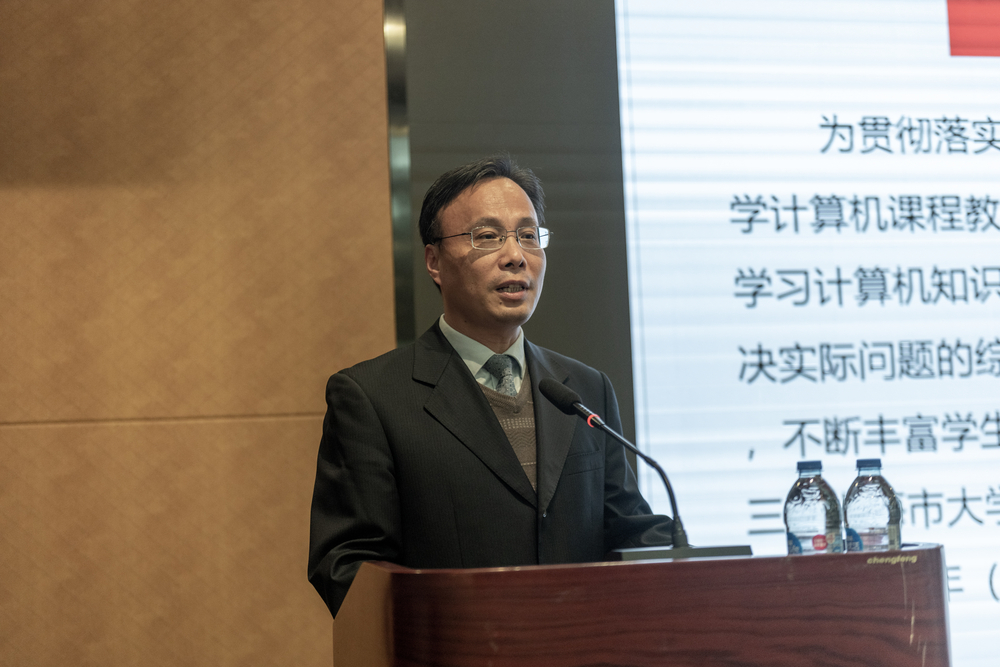 20221120004912074900.jpg 上海理工大学党委副书记、大赛评审委员会主任顾春华教授介绍本届大赛情况