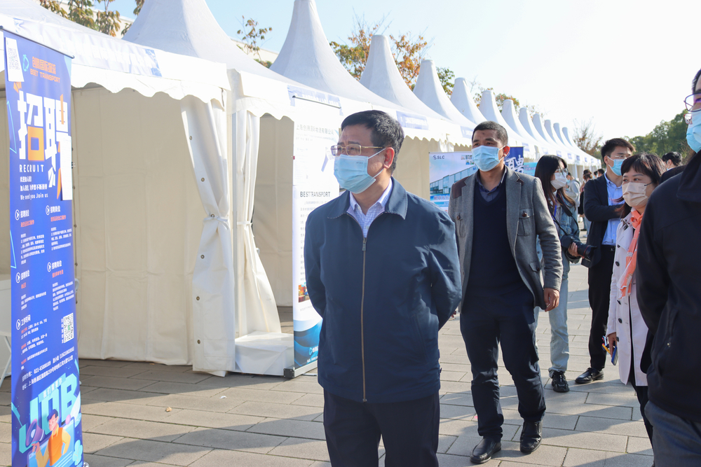 党委书记宋宝儒前往招聘会现场指导
