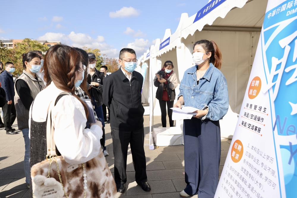 校长陆靖与用人单位、毕业生交流