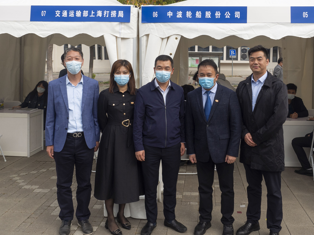 党委副书记、副校长李志鹏与用人单位工作人员合影