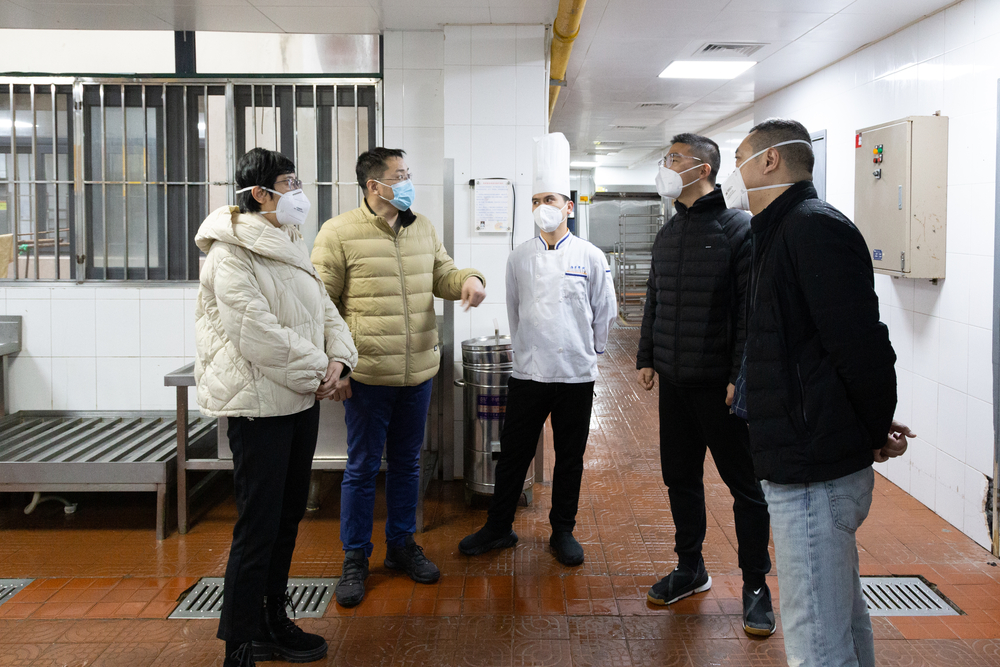 走访慰问学校食堂工作人员