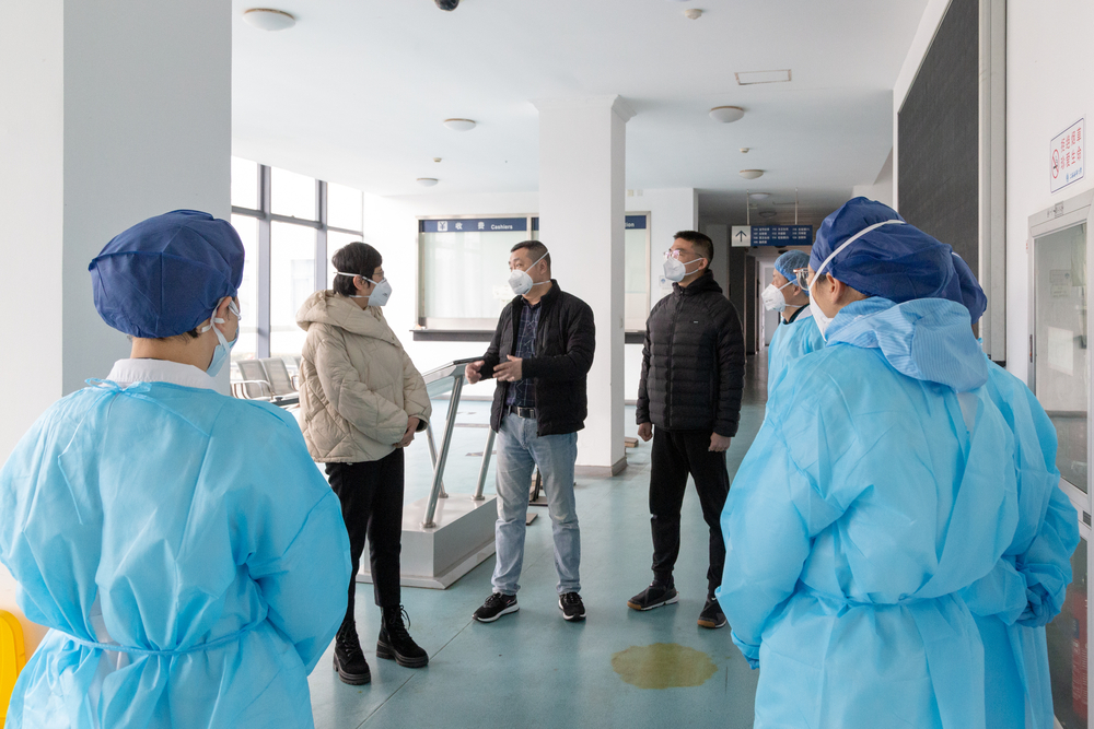 走访慰问校医院工作人员