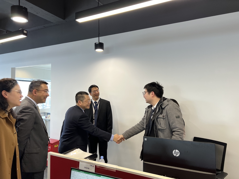 20230221060750922000.jpg 陆靖校长一行参观公司并探访校友