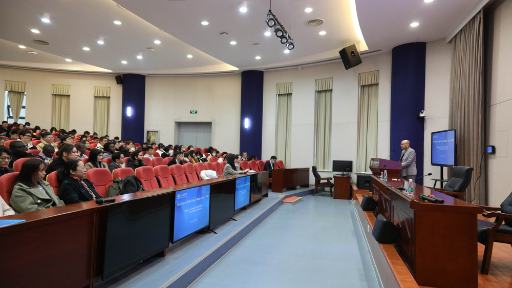 杜姆比亚-亨利校长为学校师生开设讲座