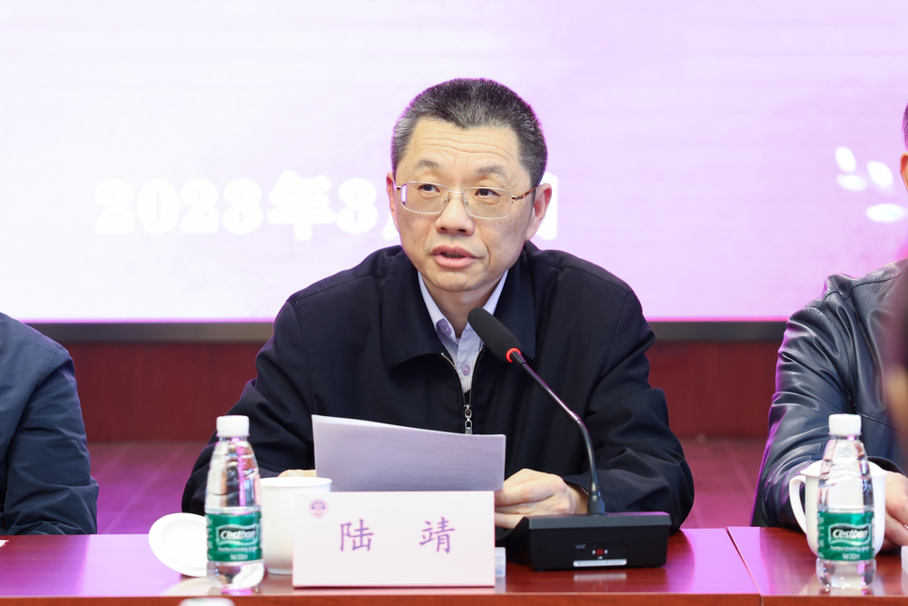 校长陆靖宣读表彰名单