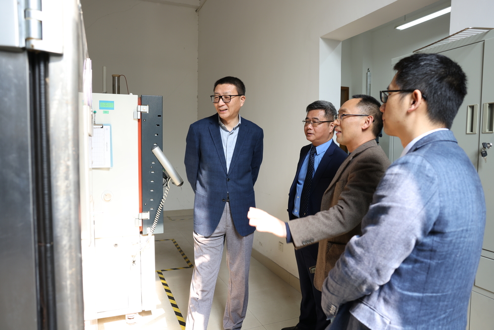 任小波副总经理一行参观航运技术与控制工程交通运输行业重点实验室