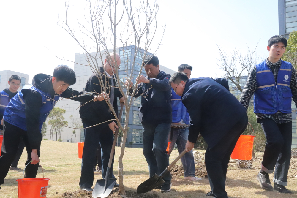 校领导与师生共同植树