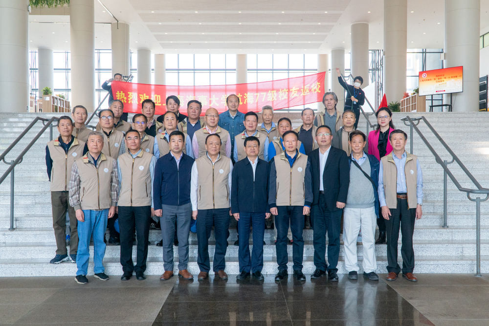 20230512100314713400.jpg 校领导与校友合照