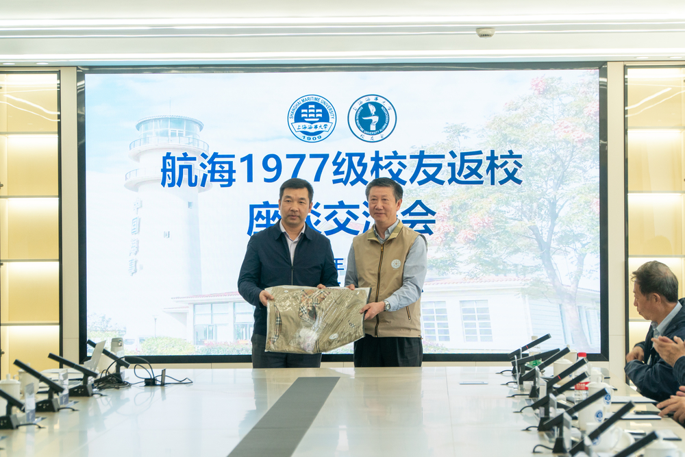 20230512100315402000.jpg 互赠纪念品