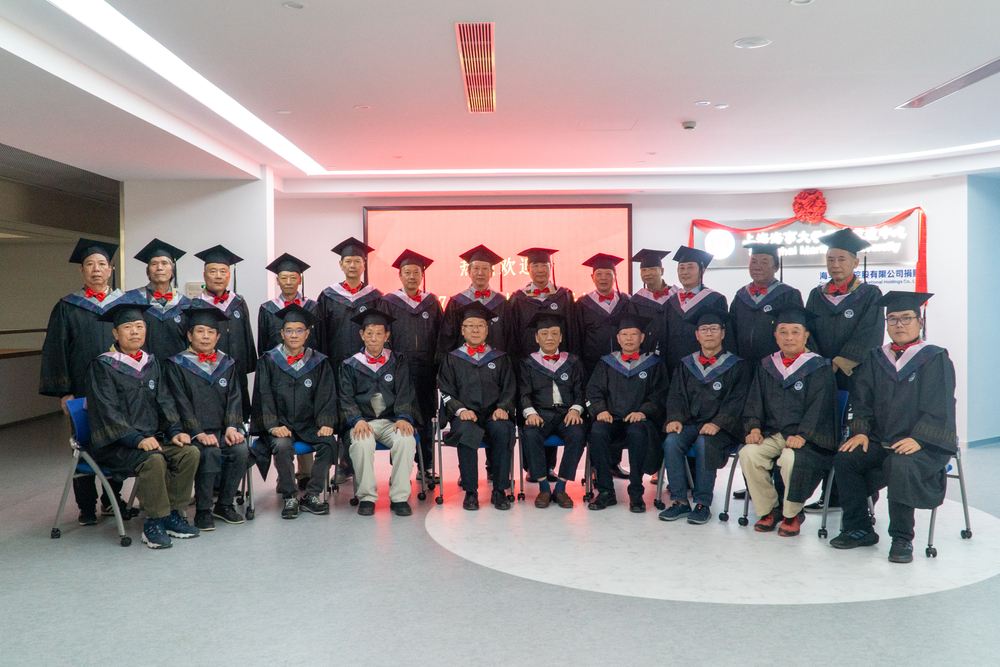 20230512100315761600.jpg 校友着学士服合影