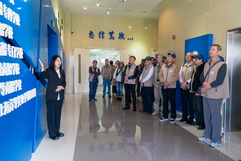 20230512100316253400.jpg 校友参观校史馆