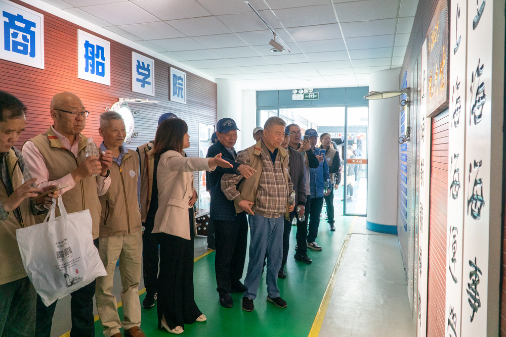 20230512100316753800.jpg 校友参观商船学院院史馆