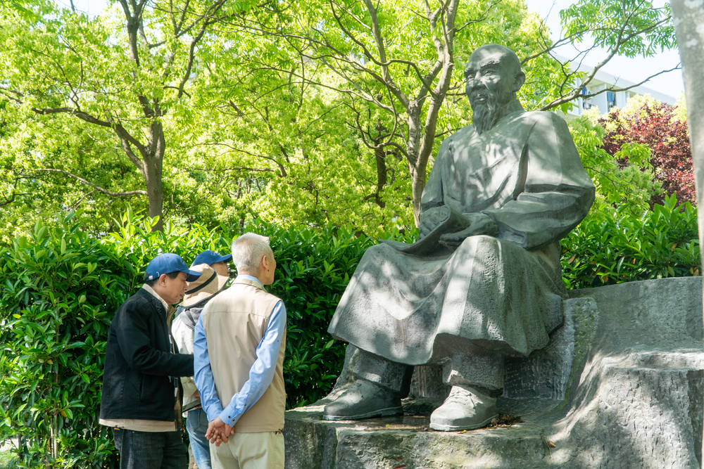 20230512100317261500.jpg 校友参观唐文治雕像