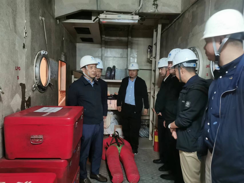 查看“吴淞”号液货模拟船