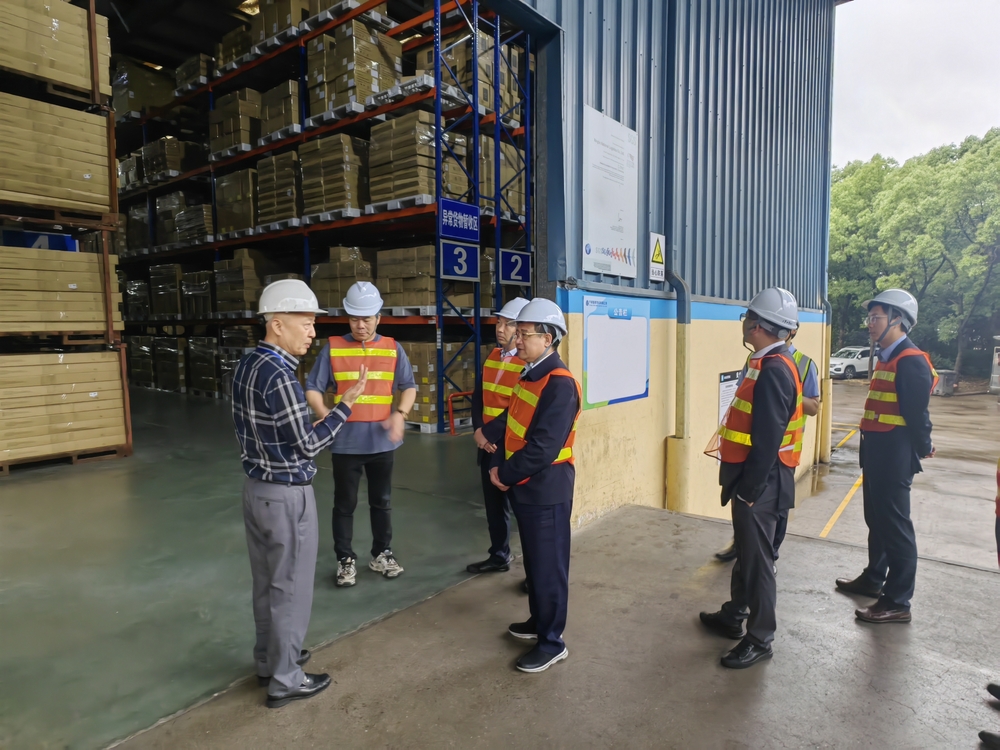 考察宁波国柜物流有限公司仓库和堆场作业情况