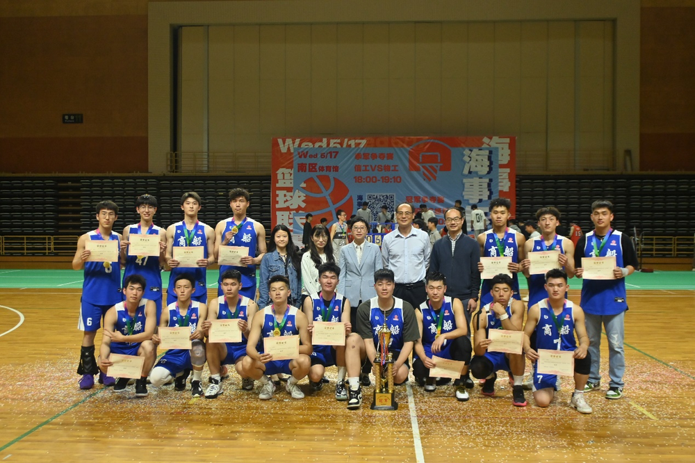 20230519085703438800.png 校党委副书记贺莉为获奖团队颁奖