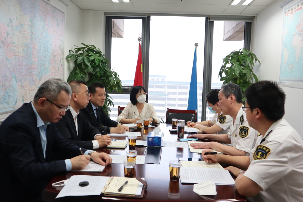 与交通运输部海事局副局长寿涛等座谈交流