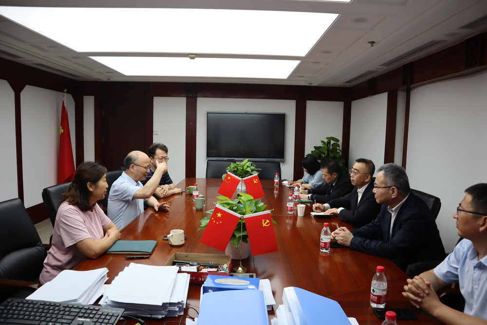 与中国社会科学院生态文明研究所党委书记杨开忠等座谈交流