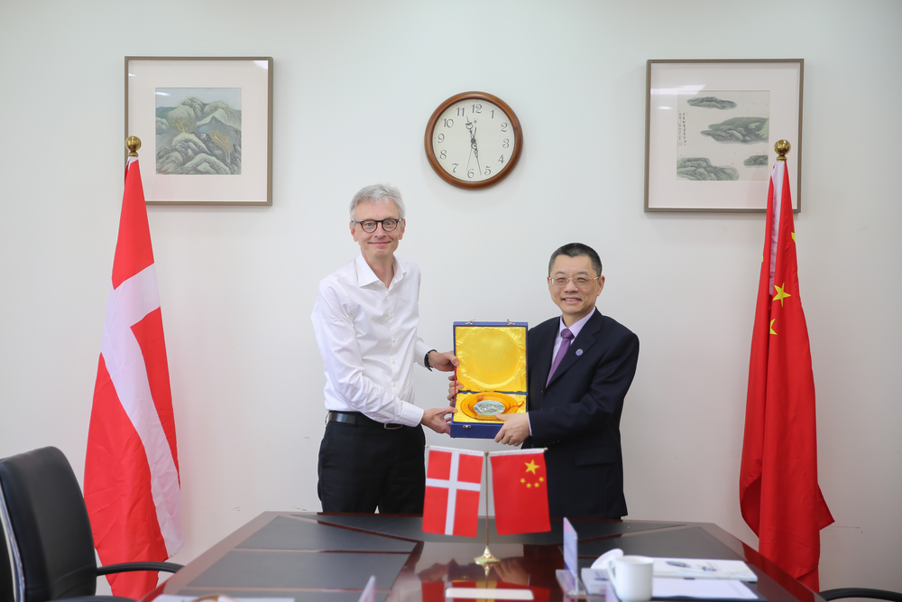 20230612115335041100.jpg 陆靖校长与罗思德参赞互赠纪念品