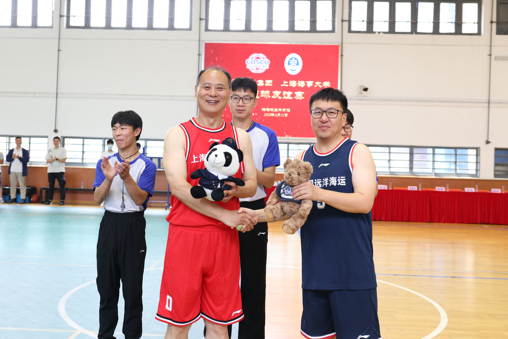 双方篮球队长交换纪念品