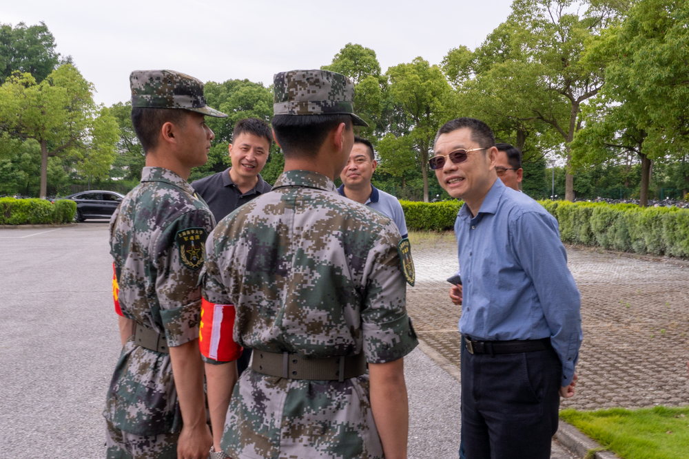 校长陆靖慰问军训教官