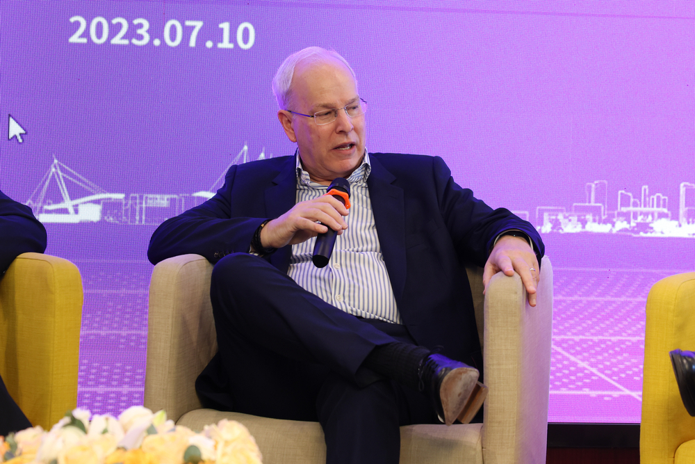 20230711075350271000.jpg 克莱夫·阿斯顿做交流发言