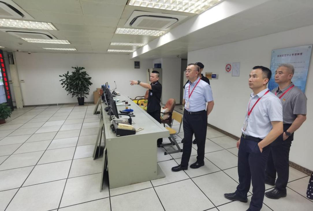 检查校园监控室