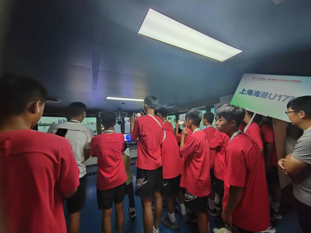 上海海港U17队员在航海博物馆体验模拟船舶驾驶