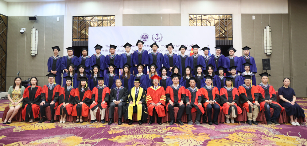 2023届毕业生与嘉宾、导师合影