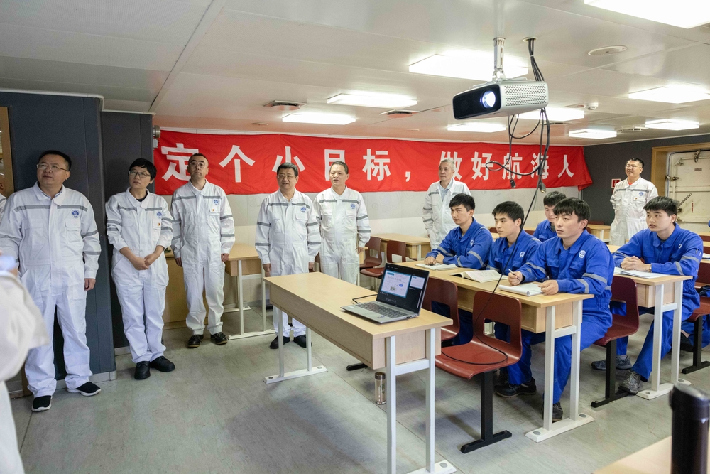 进教室了解学生上课情况