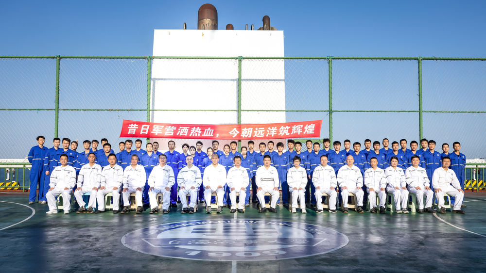 与育明轮师生合影