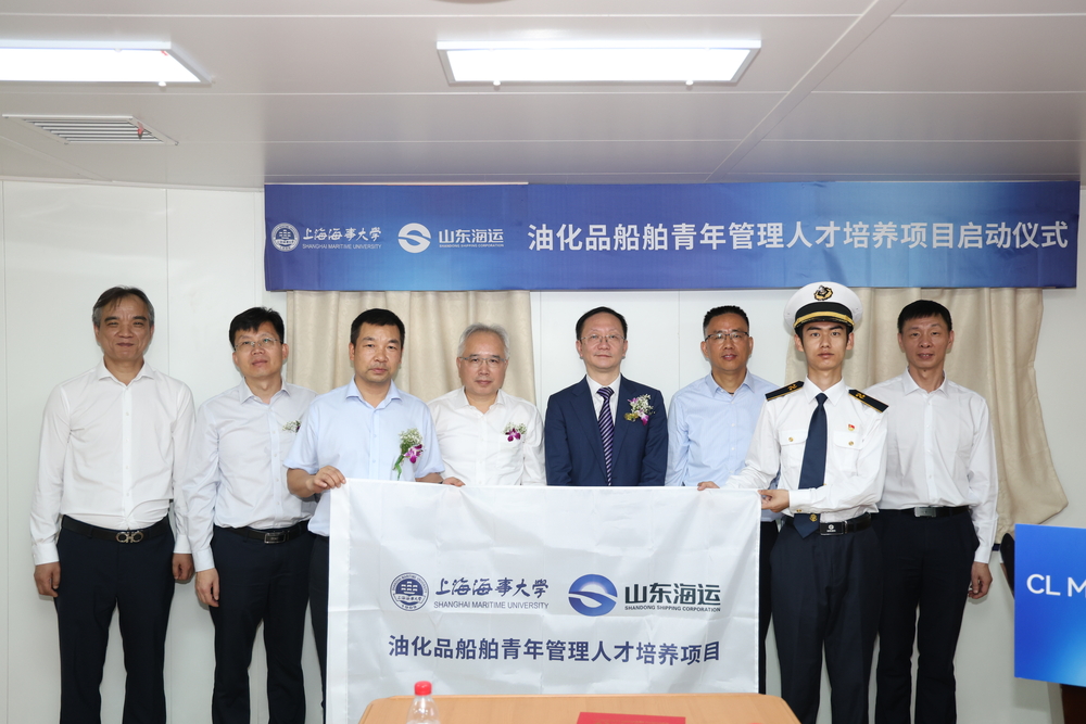 李志鹏副校长向学员授旗