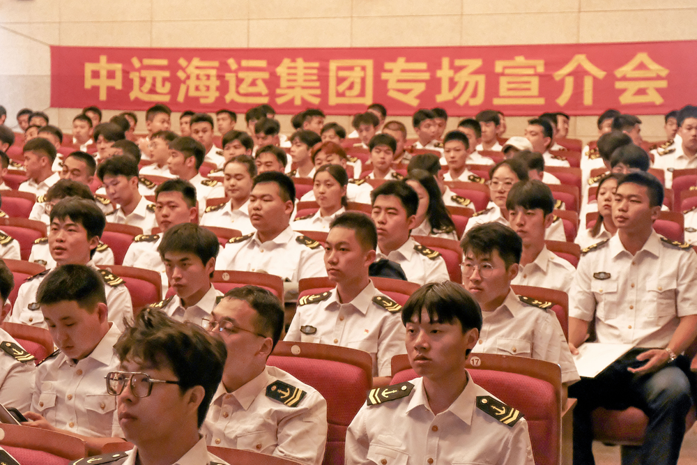 20230913144431093900.jpg 2024届航海类毕业生认真聆听