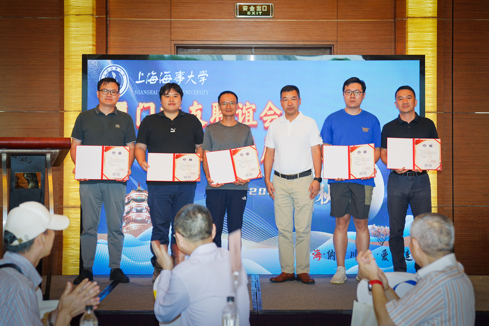 李志鹏副校长为厦门校友会第二届理事会理事颁发聘书