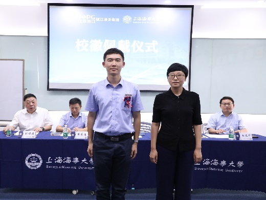 图片4：贺莉书记为学员代表施展佩戴校徽