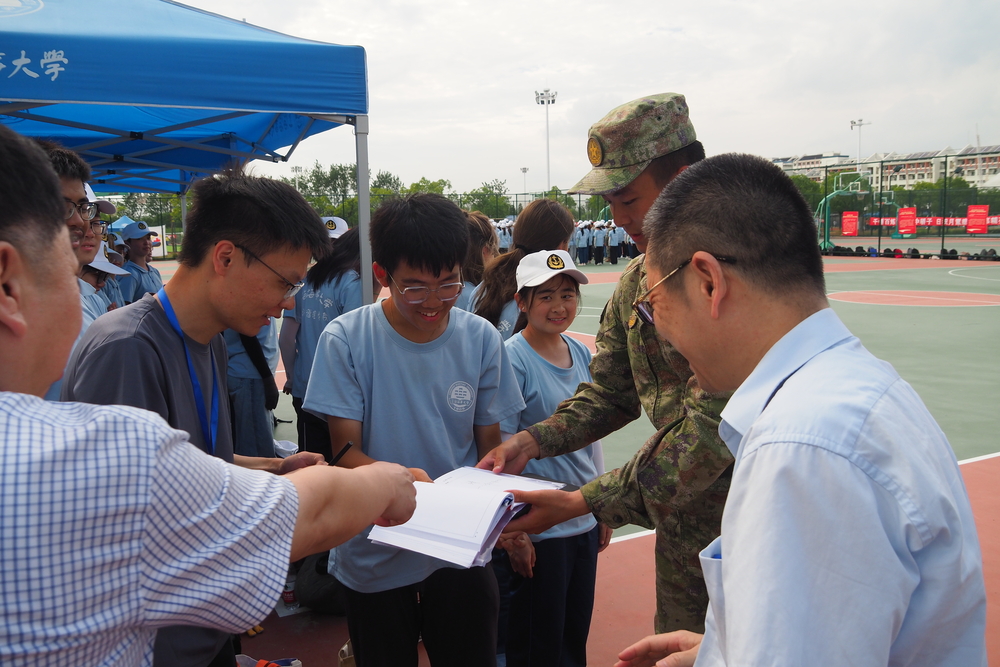 校长陆靖与军训教官、参训师生亲切交流