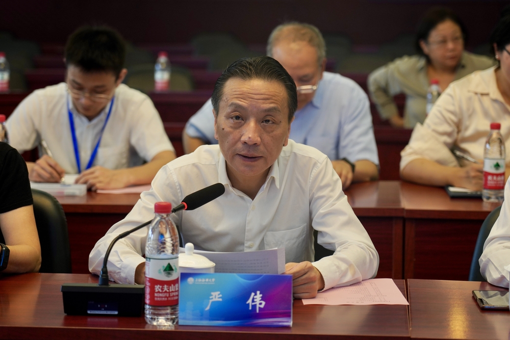 副校长严伟在见面会上致辞