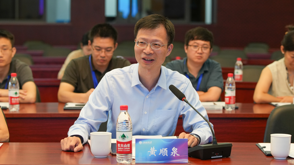 教务处处长黄顺泉在反馈会上做总结发言