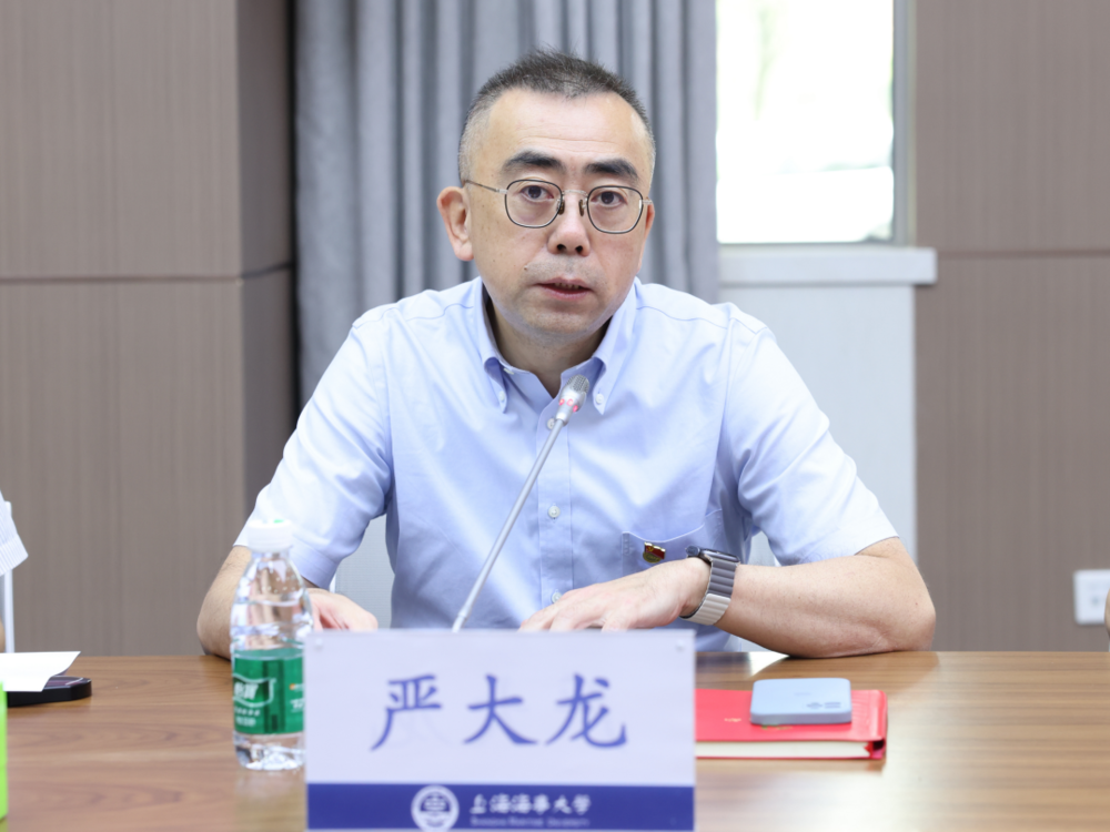  严大龙主持报告会并讲话