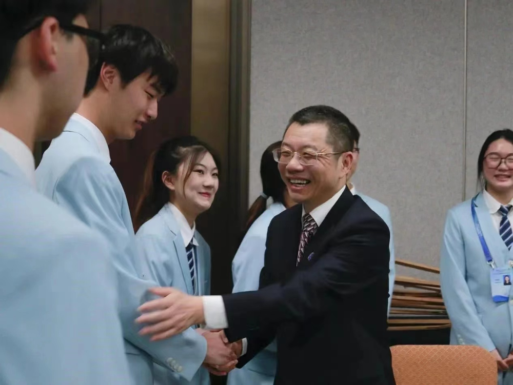 校长陆靖慰问志愿者